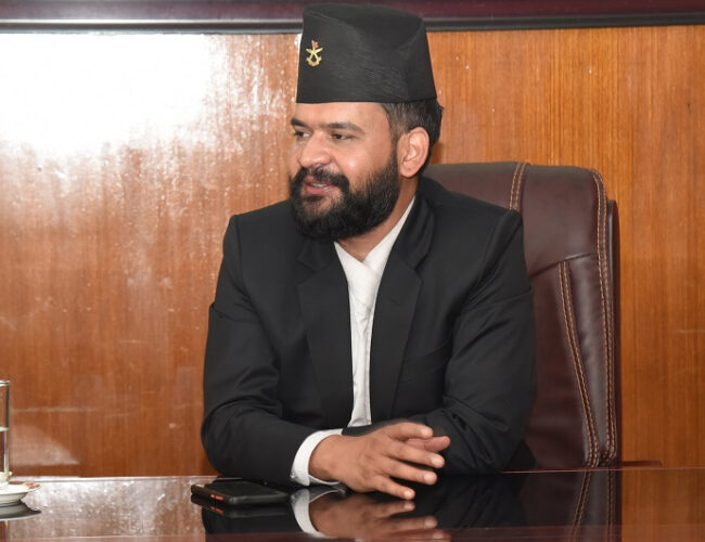 सांसदलाई बालेनको व्यंग्य – वडाध्यक्षको काम गर्ने भए सांसद किन बन्नुहुन्छ माननीय ज्यूहरु !